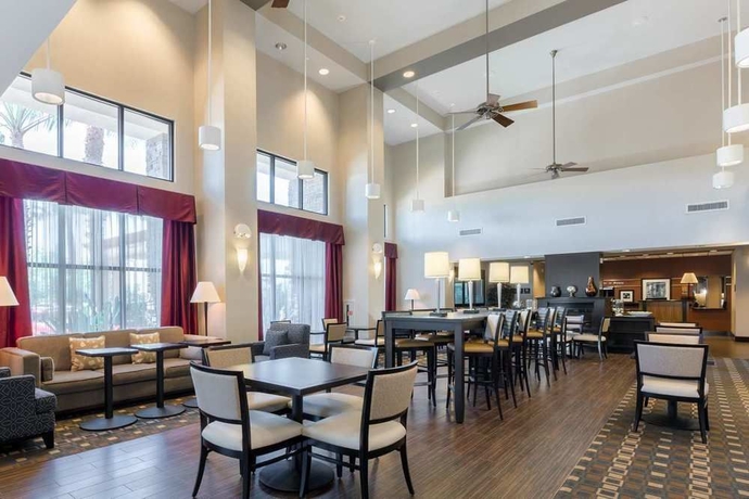 Imagen del bar/restaurante del Hotel Hampton Inn and Suites San Diego-poway. Foto 5