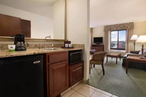 Imagen de la habitación del Hotel Hampton Inn and Suites San Marcos. Foto 4