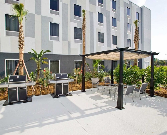 Imagen de los exteriores del Hotel Hampton Inn and Suites Sarasota/bradenton-airport, Fl. Foto 7