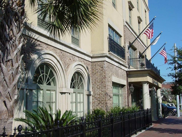 Imagen de los exteriores del Hotel Hampton Inn and Suites Savannah Historic District. Foto 7