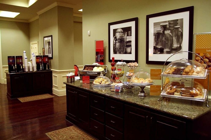 Imagen del bar/restaurante del Hotel Hampton Inn and Suites Savannah Historic District. Foto 6