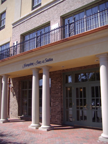 Imagen de los exteriores del Hotel Hampton Inn and Suites Savannah Historic District. Foto 10