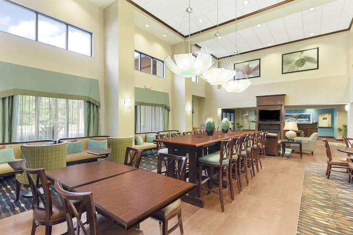 Imagen de los interiores del Hotel Hampton Inn and Suites Savannah-airport. Foto 15