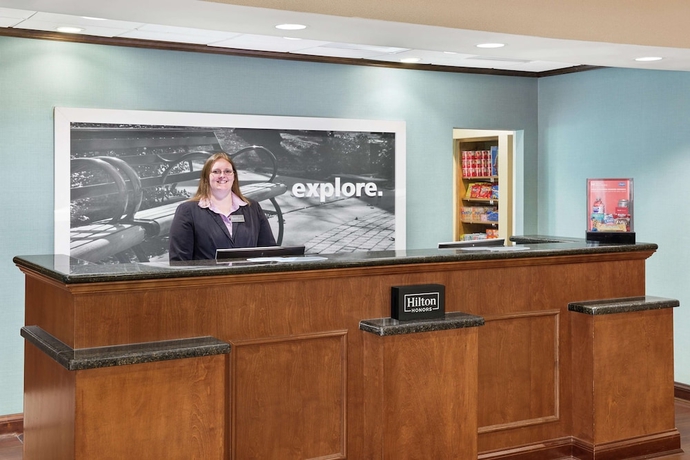 Imagen de los interiores del Hotel Hampton Inn and Suites Savannah-airport. Foto 16