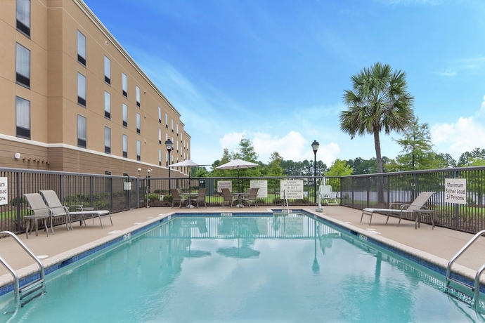 Imagen de la piscina del Hotel Hampton Inn and Suites Savannah-airport. Foto 19