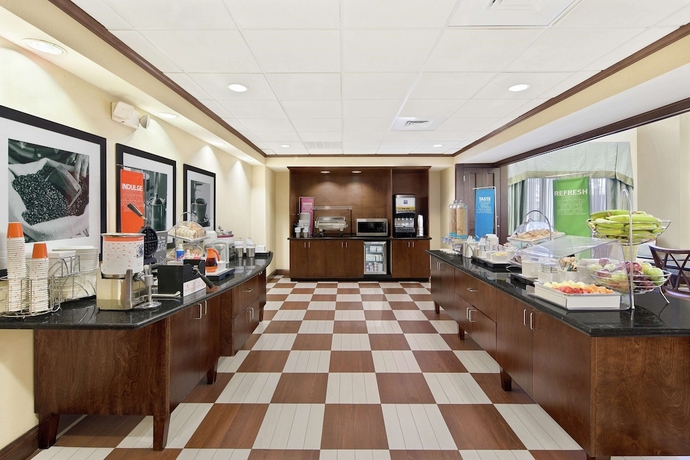 Imagen del bar/restaurante del Hotel Hampton Inn and Suites Savannah-airport. Foto 2