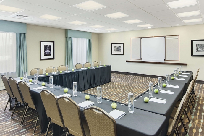 Imagen de los interiores del Hotel Hampton Inn and Suites Savannah-airport. Foto 18