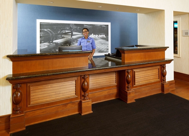 Imagen de los interiores del Hotel Hampton Inn and Suites Savannah/midtown. Foto 17