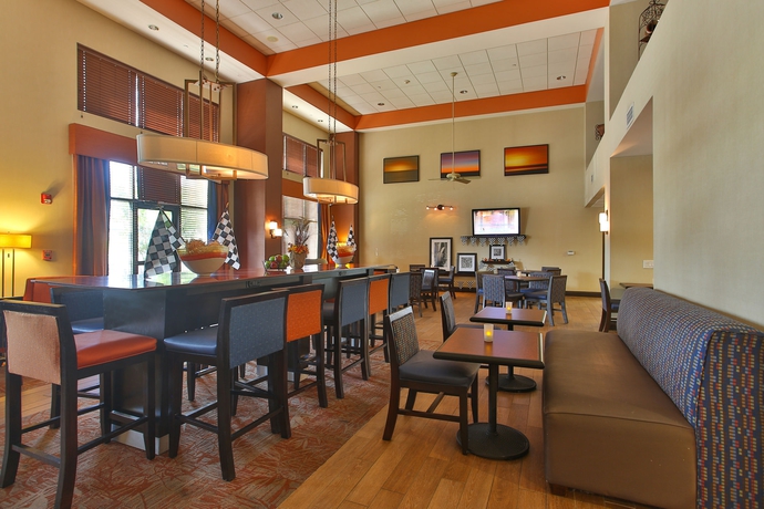 Imagen del bar/restaurante del Hotel Hampton Inn and Suites Schertz. Foto 3