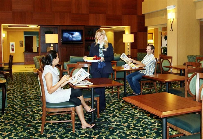 Imagen del bar/restaurante del Hotel Hampton Inn and Suites Seal Beach. Foto 2