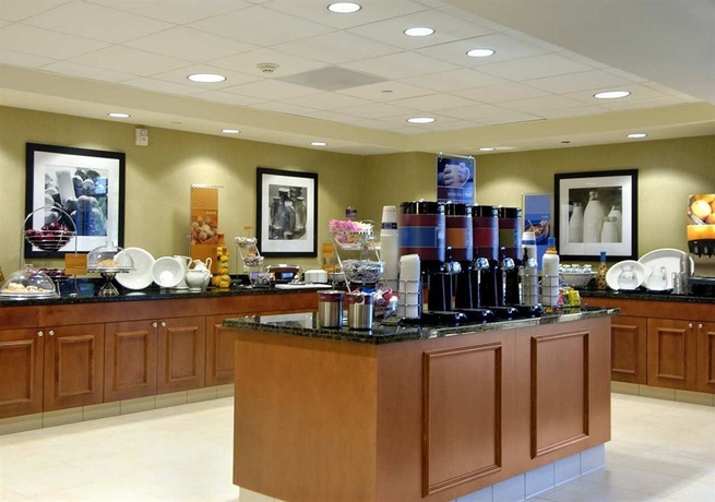 Imagen del bar/restaurante del Hotel Hampton Inn and Suites Seal Beach. Foto 3