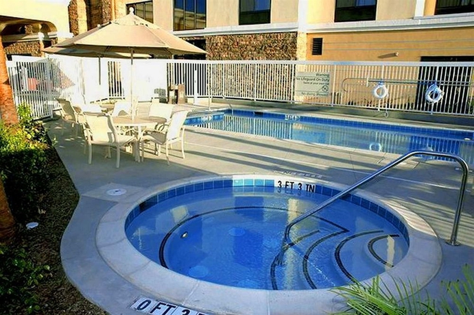 Imagen de los exteriores del Hotel Hampton Inn and Suites Seal Beach. Foto 7