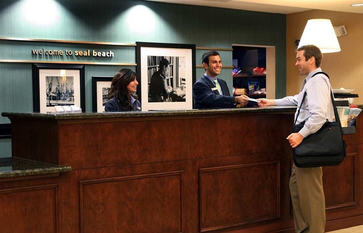 Imagen de los interiores del Hotel Hampton Inn and Suites Seal Beach. Foto 12