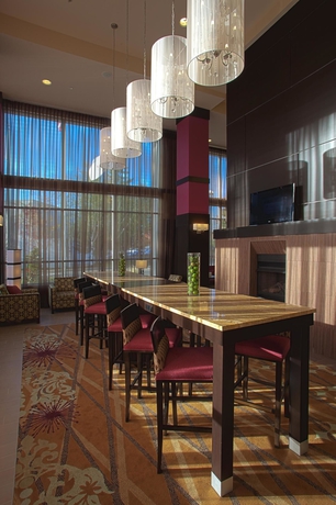 Imagen del bar/restaurante del Hotel Hampton Inn and Suites Seattle/federal Way. Foto 2