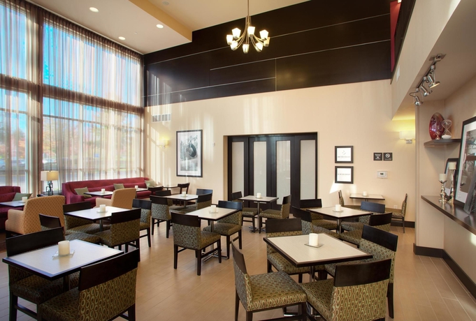 Imagen del bar/restaurante del Hotel Hampton Inn and Suites Seattle/federal Way. Foto 6