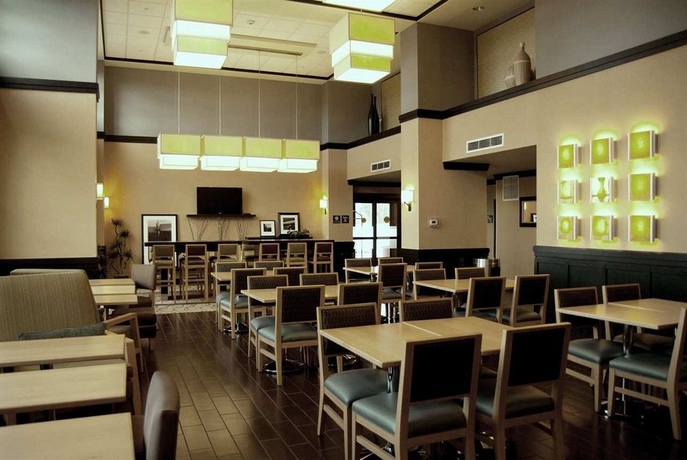 Imagen del bar/restaurante del Hotel Hampton Inn and Suites Spokane Valley. Foto 2