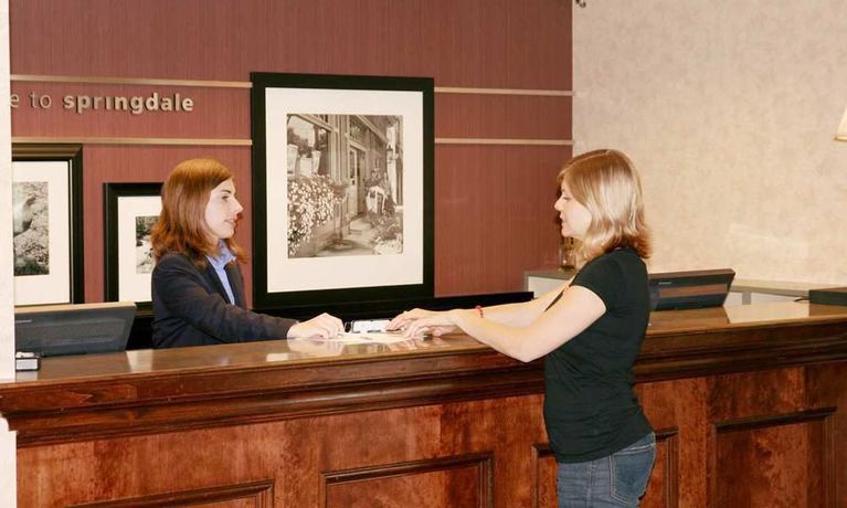 Imagen de los interiores del Hotel Hampton Inn and Suites Springdale. Foto 12