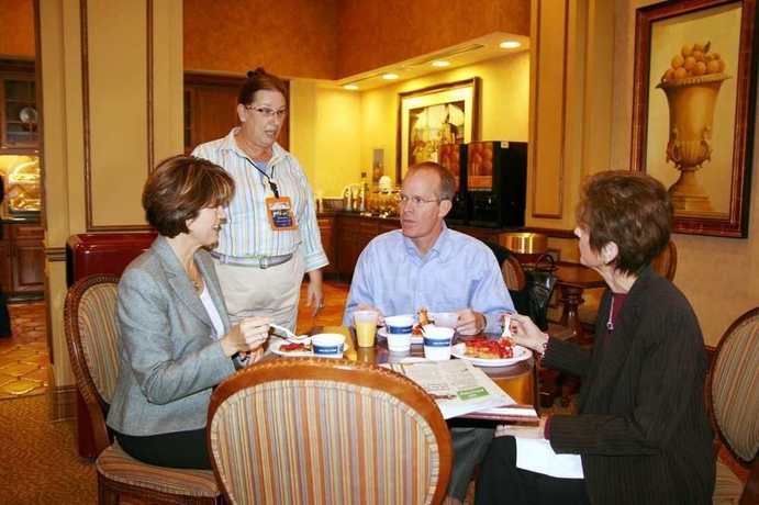 Imagen del bar/restaurante del Hotel Hampton Inn and Suites St. Petersburg/downtown. Foto 2