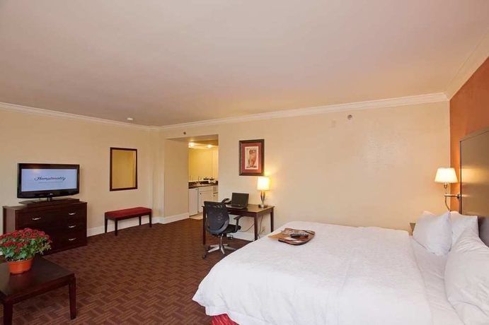 Imagen de la habitación del Hotel Hampton Inn and Suites Stamford. Foto 2