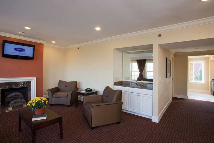 Imagen de los interiores del Hotel Hampton Inn and Suites Stamford. Foto 13