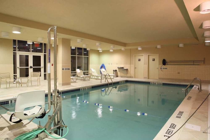 Imagen de la piscina del Hotel Hampton Inn and Suites Staten Island. Foto 16