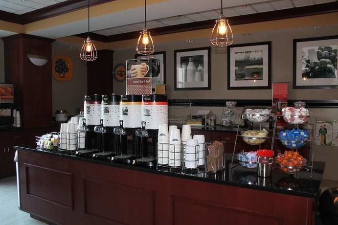 Imagen del bar/restaurante del Hotel Hampton Inn and Suites Staten Island. Foto 3