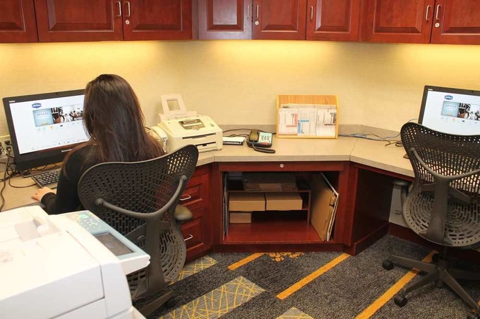 Imagen de los interiores del Hotel Hampton Inn and Suites Staten Island. Foto 11