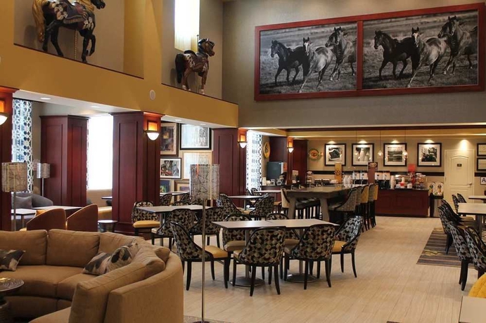 Imagen del bar/restaurante del Hotel Hampton Inn and Suites Staten Island. Foto 4