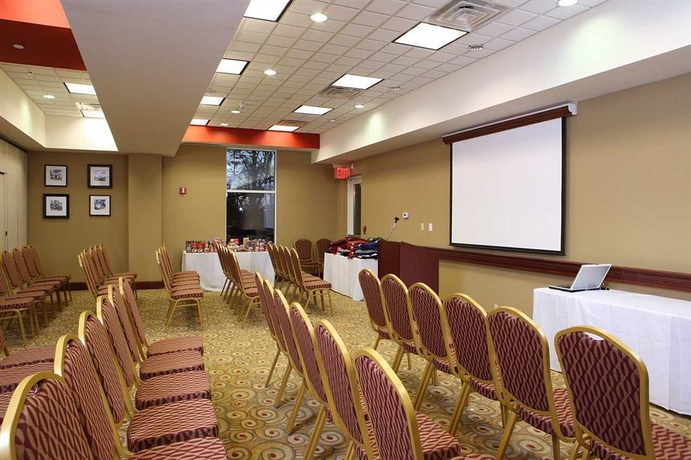 Imagen de los interiores del Hotel Hampton Inn and Suites Staten Island. Foto 13