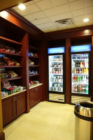 Imagen del bar/restaurante del Hotel Hampton Inn and Suites Staten Island. Foto 5