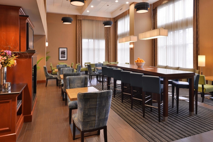 Imagen de los interiores del Hotel Hampton Inn and Suites Tacoma. Foto 12