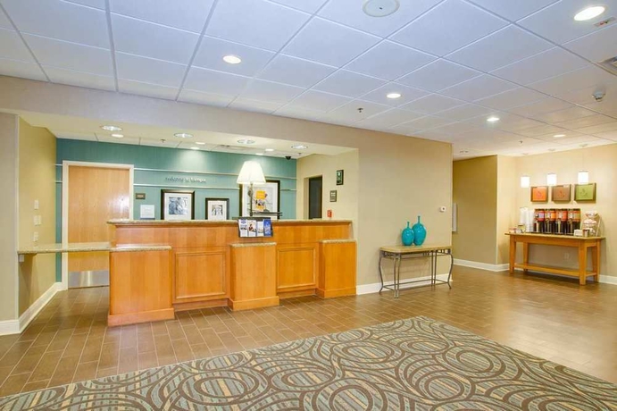 Imagen de los interiores del Hotel Hampton Inn and Suites Tampa East (casino Area). Foto 8