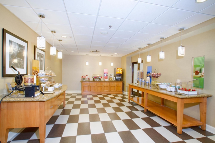 Imagen del bar/restaurante del Hotel Hampton Inn and Suites Tampa East (casino Area). Foto 3