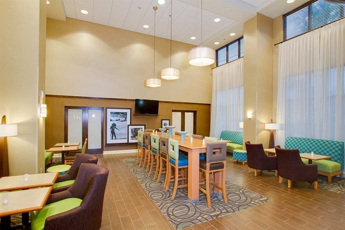 Imagen del bar/restaurante del Hotel Hampton Inn and Suites Tampa East (casino Area). Foto 4
