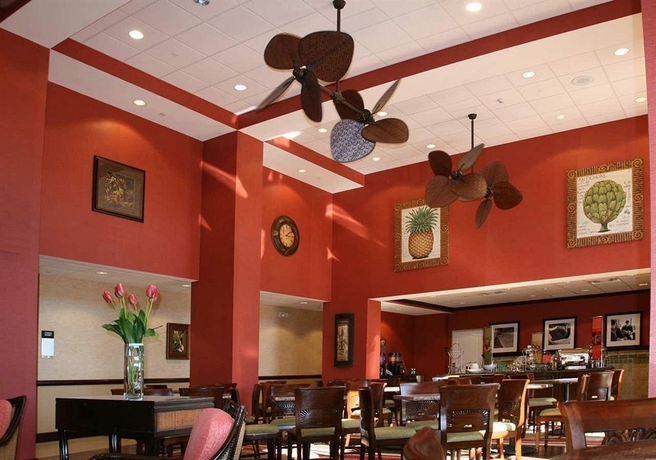 Imagen del bar/restaurante del Hotel Hampton Inn and Suites Tampa-wesley Chapel. Foto 2