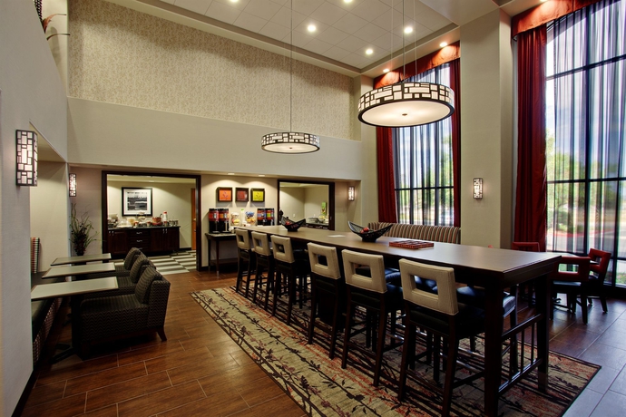 Imagen del bar/restaurante del Hotel Hampton Inn and Suites Temecula. Foto 2