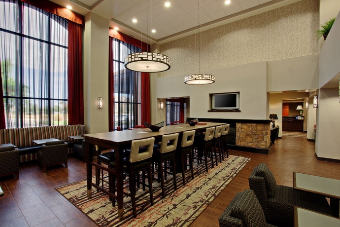 Imagen del bar/restaurante del Hotel Hampton Inn and Suites Temecula. Foto 4