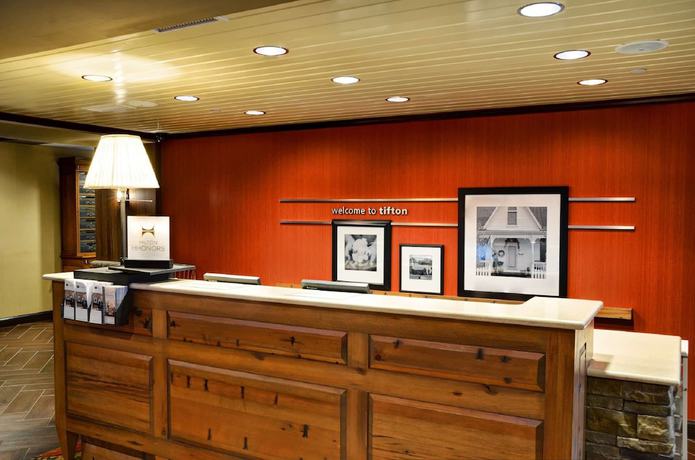 Imagen de los interiores del Hotel Hampton Inn and Suites Tifton. Foto 16