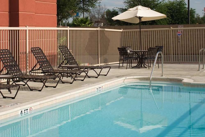 Imagen de la piscina del Hotel Hampton Inn and Suites Tulare. Foto 15