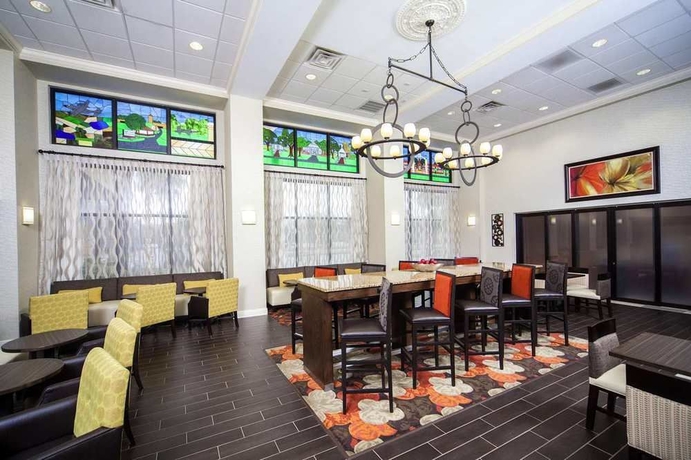 Imagen del bar/restaurante del Hotel Hampton Inn and Suites Valdosta/conference Center. Foto 1