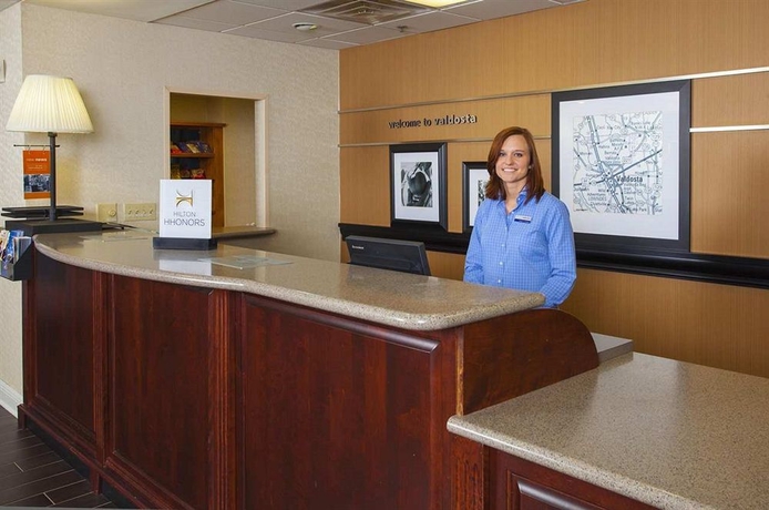 Imagen de los interiores del Hotel Hampton Inn and Suites Valdosta/conference Center. Foto 16