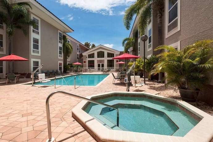 Imagen de los exteriores del Hotel Hampton Inn and Suites Venice Bayside South Sarasota. Foto 9