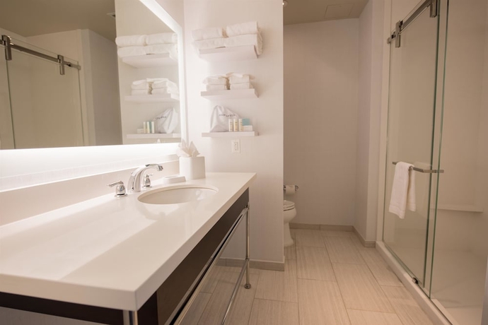 Imagen de la habitación del Hotel Hampton Inn and Suites Washington Dc-navy Yard. Foto 2