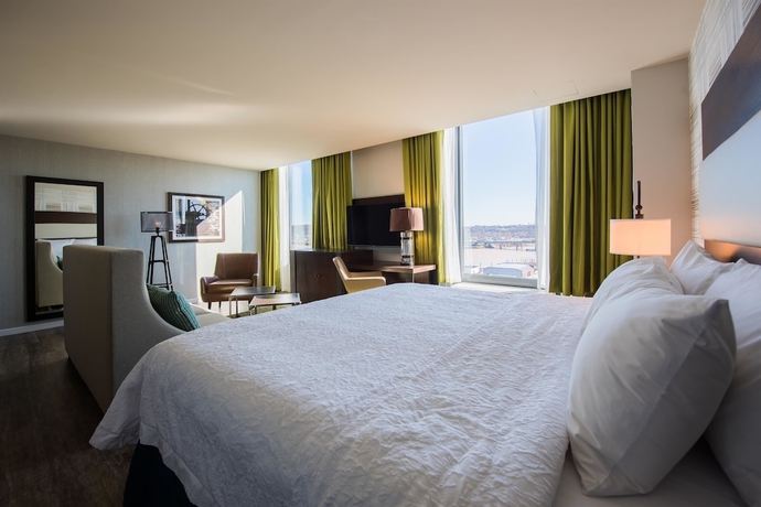Imagen de la habitación del Hotel Hampton Inn and Suites Washington Dc-navy Yard. Foto 4