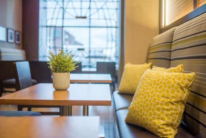 Imagen de los interiores del Hotel Hampton Inn and Suites Washington Dc-navy Yard. Foto 17