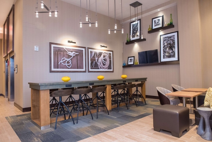 Imagen de los interiores del Hotel Hampton Inn and Suites Washington Dc-navy Yard. Foto 18