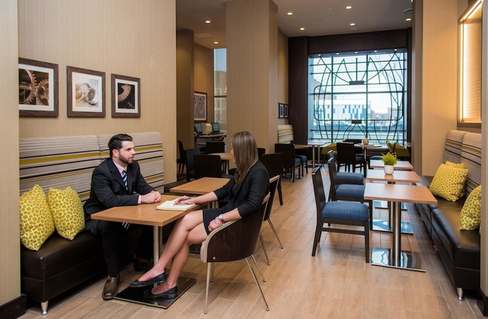 Imagen de los interiores del Hotel Hampton Inn and Suites Washington Dc-navy Yard. Foto 19