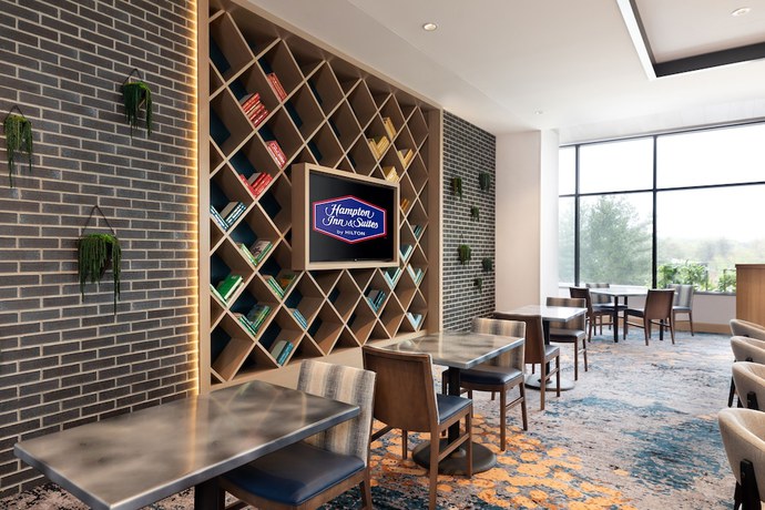 Imagen de los interiores del Hotel Hampton Inn and Suites Watertown Boston. Foto 15