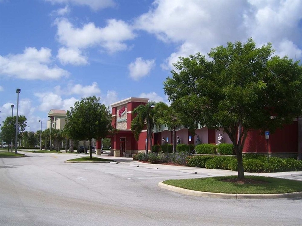 Imagen de los exteriores del Hotel Hampton Inn and Suites Wellington. Foto 10