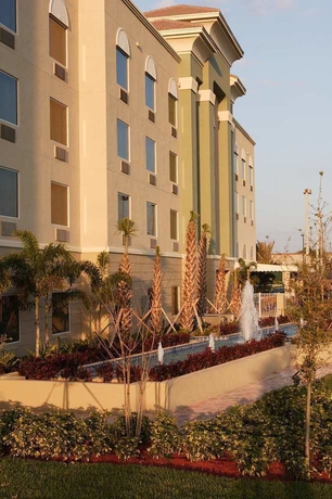 Imagen de los exteriores del Hotel Hampton Inn and Suites Wellington. Foto 11